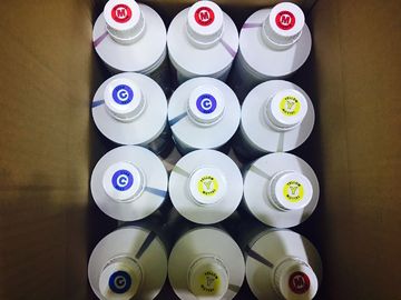 CMYK verweisen auf die Gewebe-Sublimationsdruck-Tinte, die für Flaggen-Drucken wasserbasiert ist